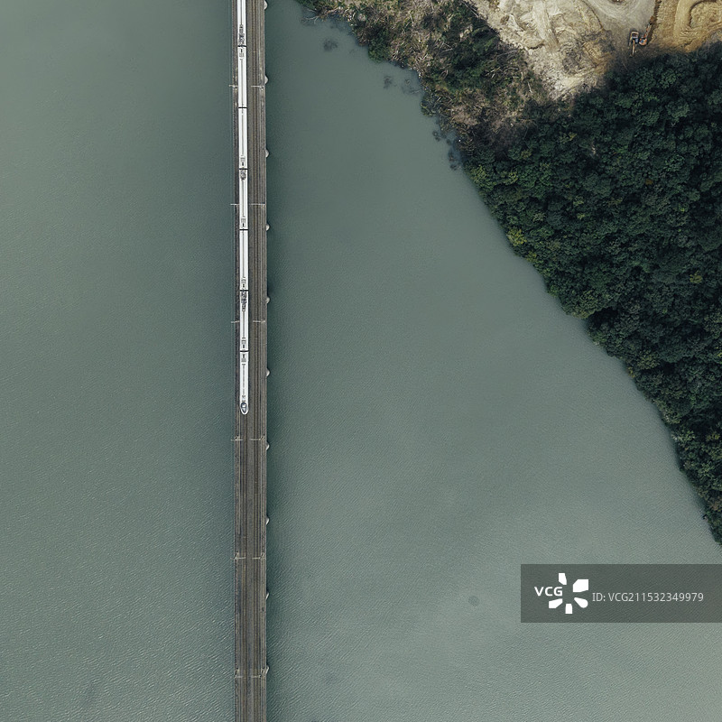 绿水青山和一抹遗憾图片素材