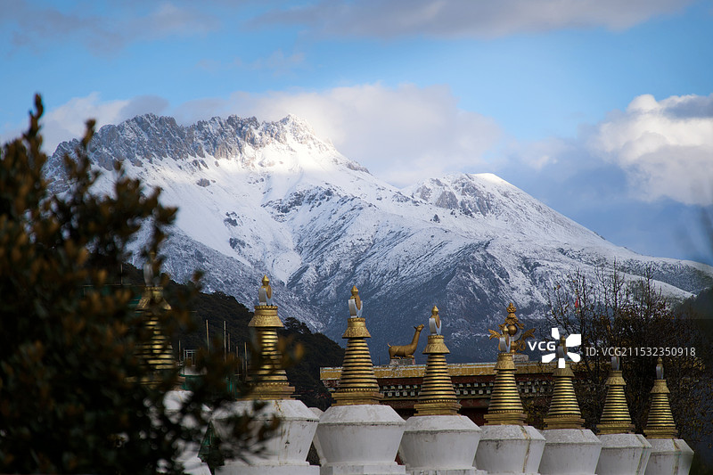 飞来寺白塔与梅里雪山图片素材