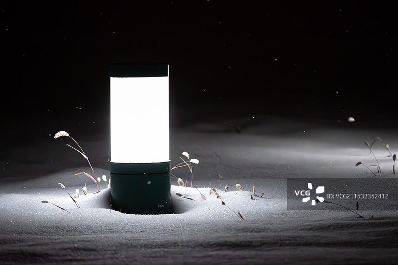 雪地小灯图片素材