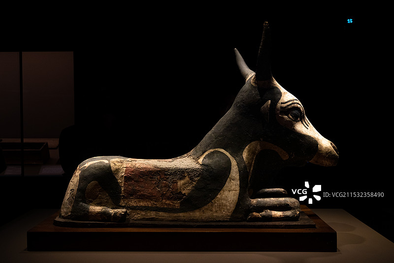 上海博物馆牛犊卧像 托勒密埃及时期(公元前332-前30年)1962年2月由埃及探险学会于拉迪姆发掘图片素材