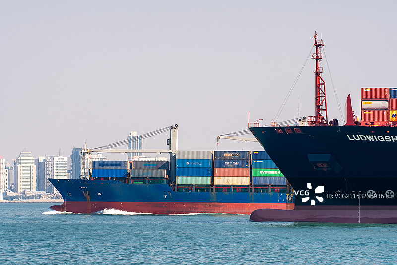 巨轮从海上驶过图片素材