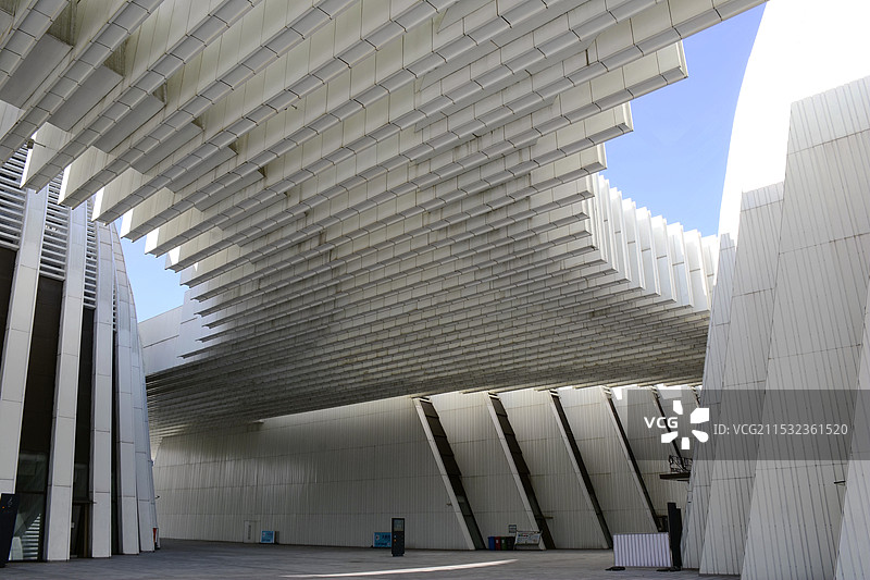广西文化艺术中心光影下的曲线建筑结构美学图片素材