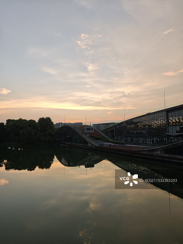 晚霞之下的青浦图书馆图片素材