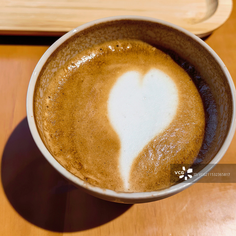 一杯拿铁的快乐图片素材