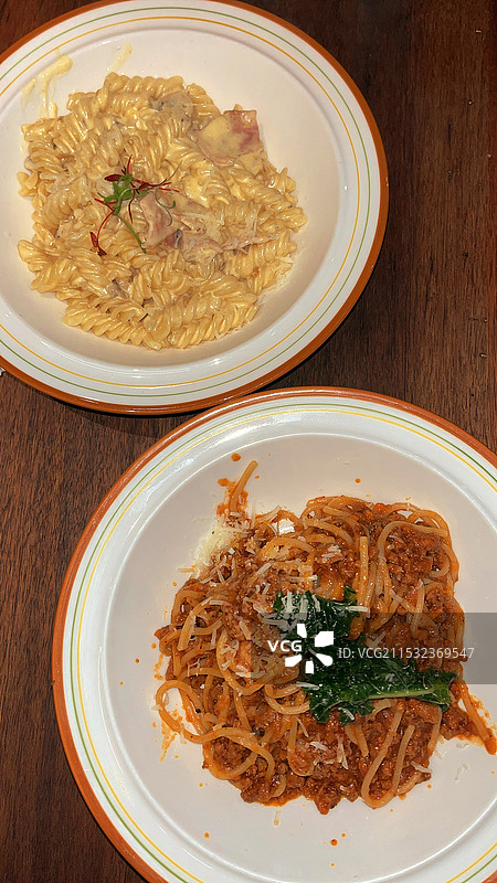 餐桌上盘子里的西式意大利面食物的高角度视图图片素材