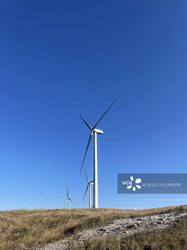 晴朗蓝天下的风车俯视图图片素材