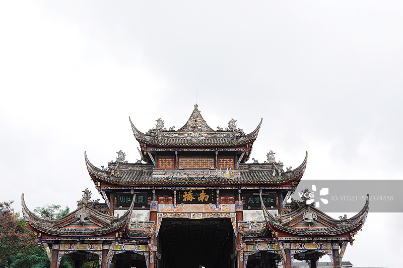 中国四川省成都市都江堰景区仿古建筑南桥图片素材