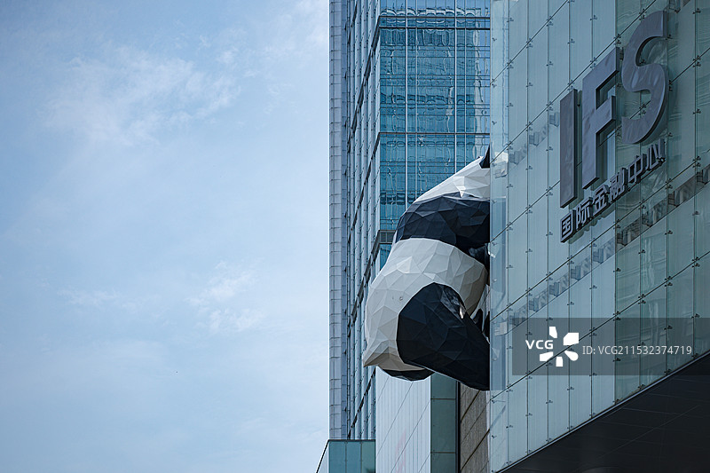 仰拍成都春熙路玻璃幕墙高楼大厦图片素材