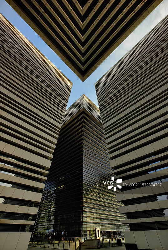 阳光照射下的广场建筑图片素材