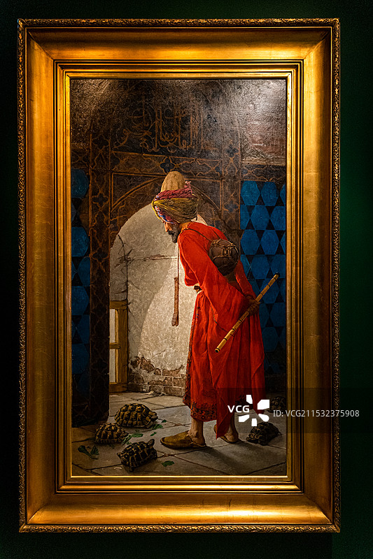 土耳其伊斯坦布尔著名景点佩拉博物馆馆藏重要国宝绘画作品——1906年奥斯曼·哈姆迪·贝伊《驯龟人》图片素材