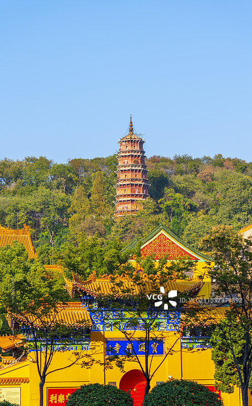 武汉宝通禅寺洪山宝塔中式园林寺庙古建筑秋天自然风景图片素材