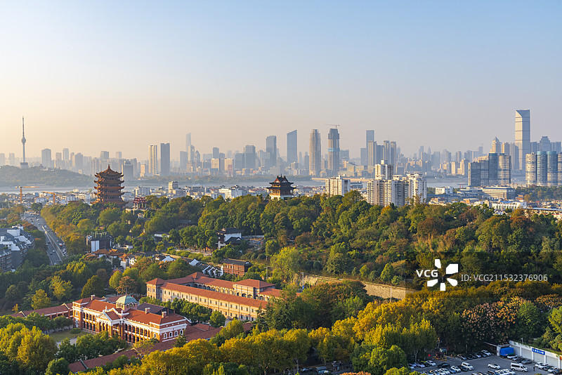 秋天武汉黄鹤楼辛亥革命纪念馆蛇山长江两岸城市天际线日落黄昏城市建筑图片素材