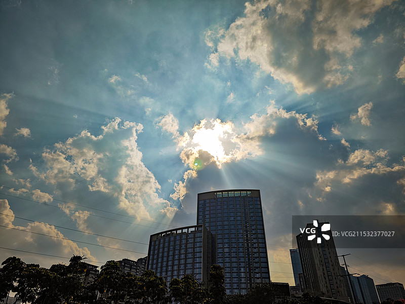 南宁中午的丁达尔光图片素材