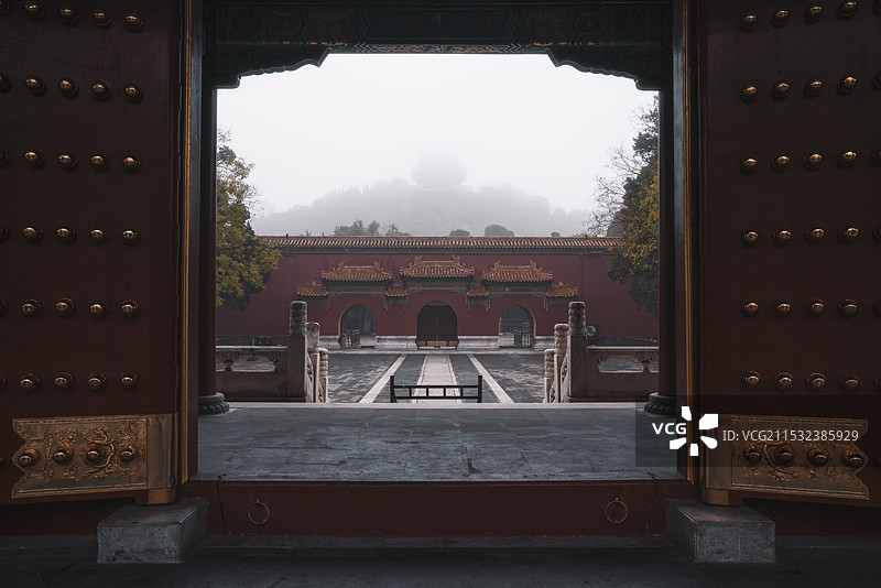 雾中的景山万春亭图片素材