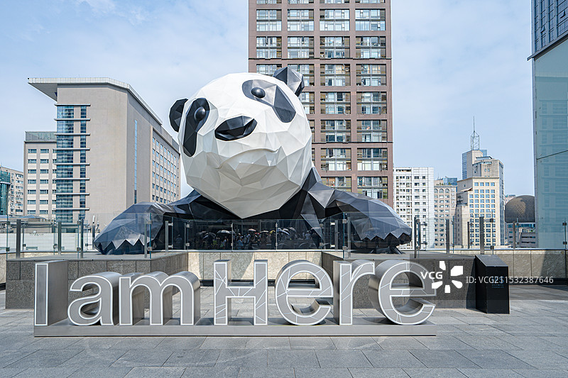 成都春熙路IFS大厦上的网红打卡点巨型熊猫雕像图片素材