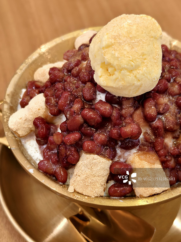 桌上碗里甜点的特写镜头图片素材