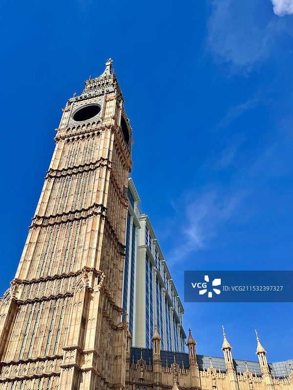 蓝天下建筑物的低角度视图图片素材