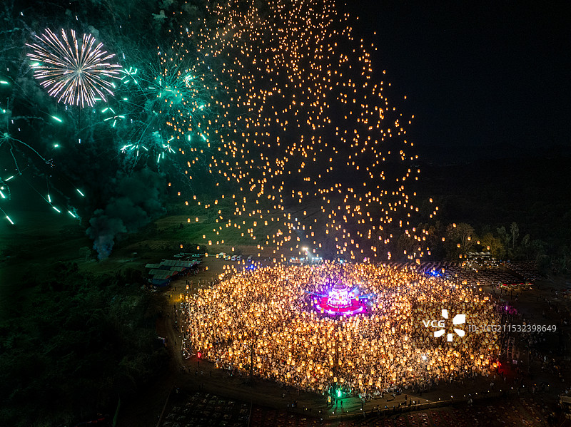 航拍泰国天灯节天灯烟火图片素材