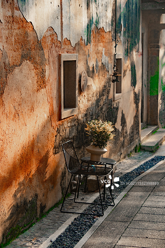 深圳坪山长守戏剧谷龙马社长守剧院客家围屋内景一把椅子与盆栽休闲现代欧式法式典雅商务插图图片素材