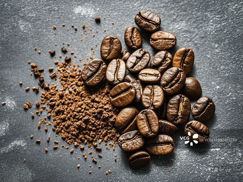 一堆咖啡豆放在桌面上图片素材
