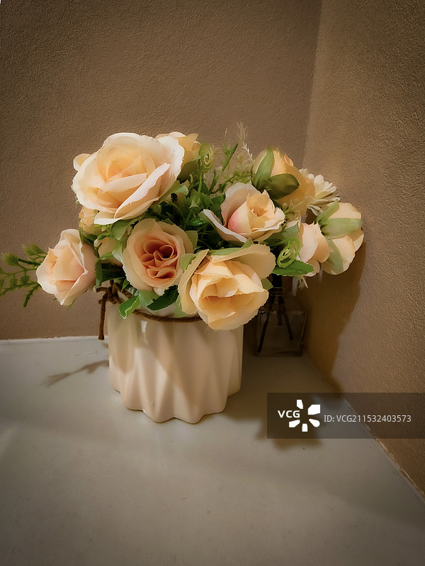 温馨角落的花束图片素材