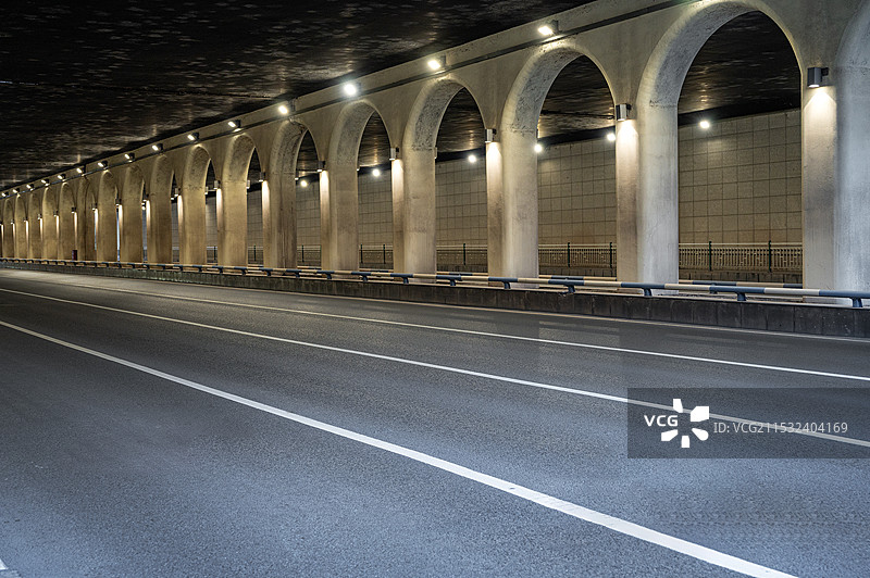 灯光下的城市隧道与公路图片素材