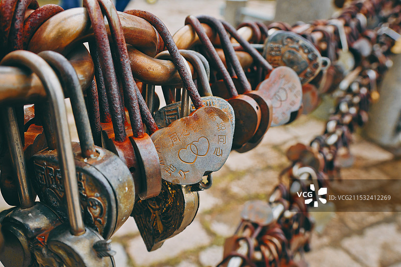 挂在栏杆上的同心锁特写镜头图片素材