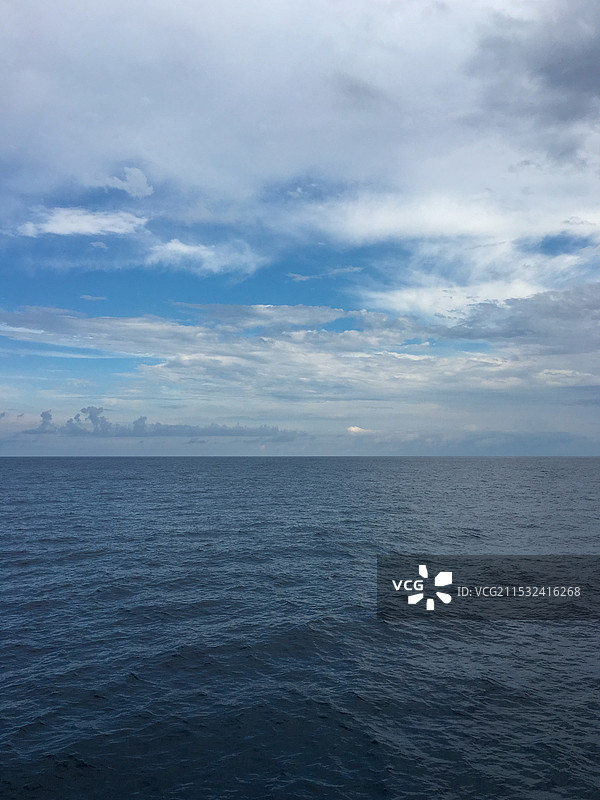 蓝天白云下的大海图片素材