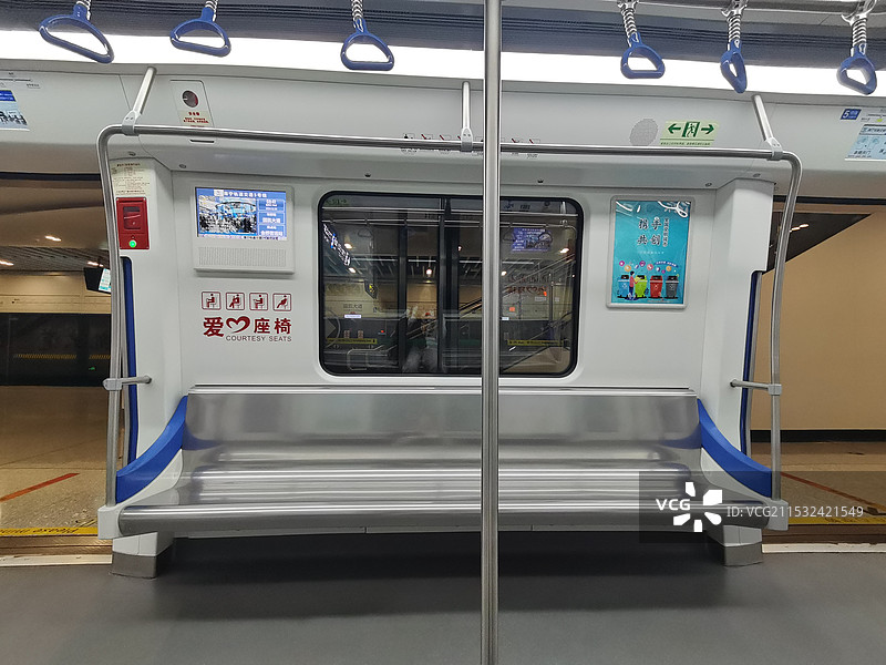 地铁车厢里的爱心空座椅图片素材