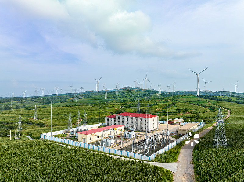 中国辽宁阜新山地风力发电站图片素材