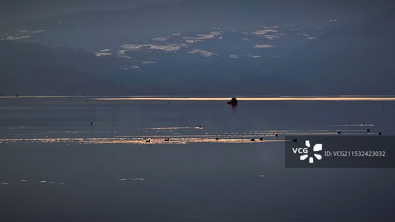 邛海日出泛金光图片素材