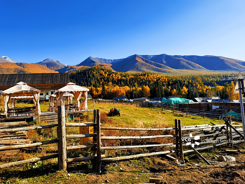 阿勒泰白哈巴村一角图片素材