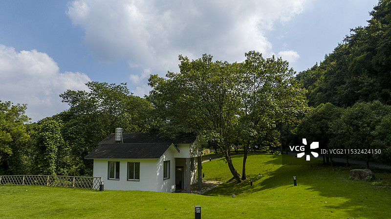 俯拍杭州西山森林公园露营图片素材