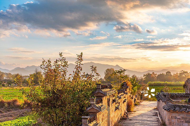 安徽黄山黟县屏山村黄昏的秋色图片素材