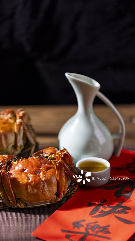美酒佳肴美味的阳澄湖大闸蟹搭配黄酒图片素材