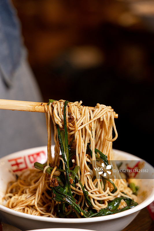 重庆小面山城小面豌杂面拌面碳水吃面嗦面红油面图片素材