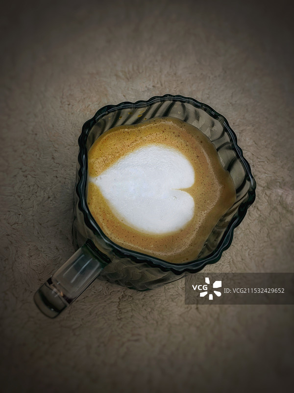 桌上咖啡的高角度视图图片素材