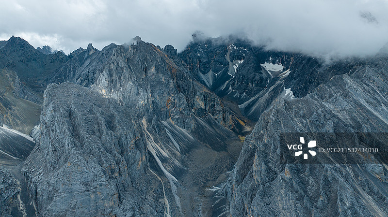 四川甘孜稻城亚丁群山风光 岩石裸露没有植被图片素材
