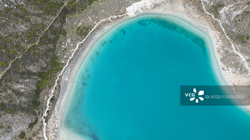 俯拍四川甘孜稻城亚丁风景区高原湖泊牛奶海图片素材