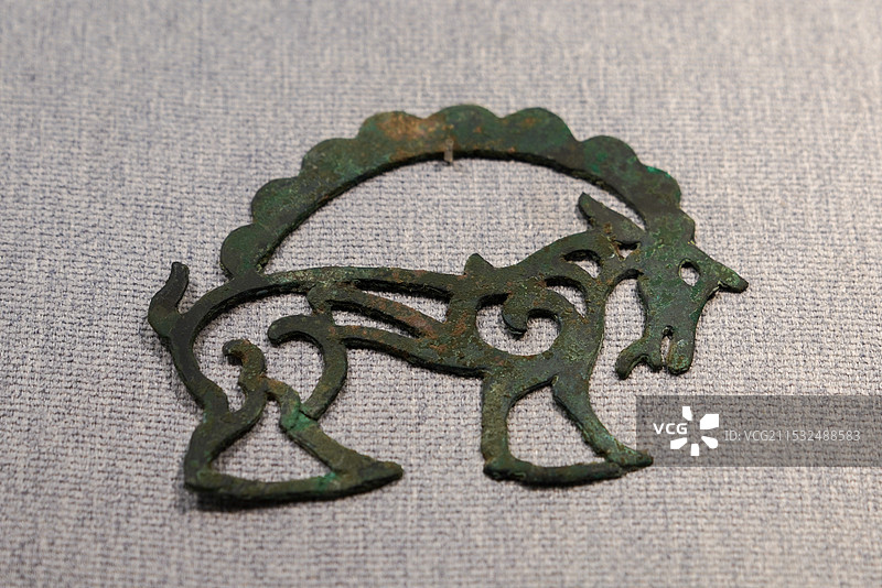 内蒙古 鄂尔多斯 鄂尔多斯青铜器博物馆 战国 大角羊形青铜饰件图片素材