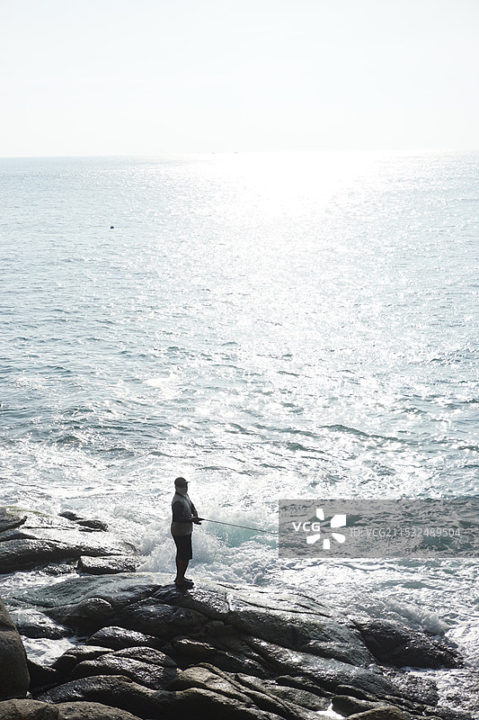 泰国卡塔海滩 钓鱼的人图片素材