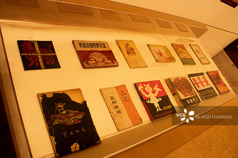 陕西美术博物馆展出剪纸相关研究著作图片素材