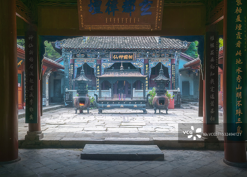 陕西汉中张良庙匾额与香炉图片素材