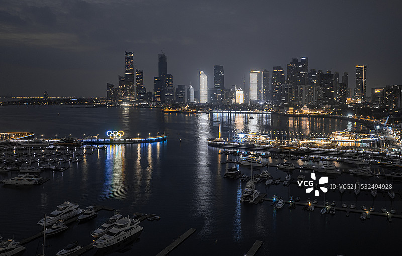 青岛奥帆中心情人坝灯塔城市夜景内透图片素材