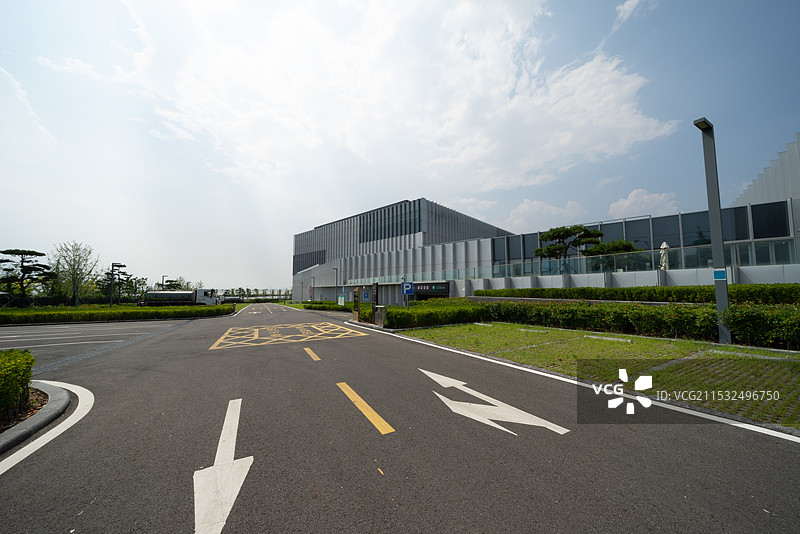 现代城市建筑和空旷的道路图片素材