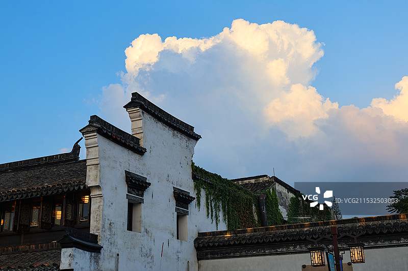 蓝天白云天空背景素材和江南古镇图片素材