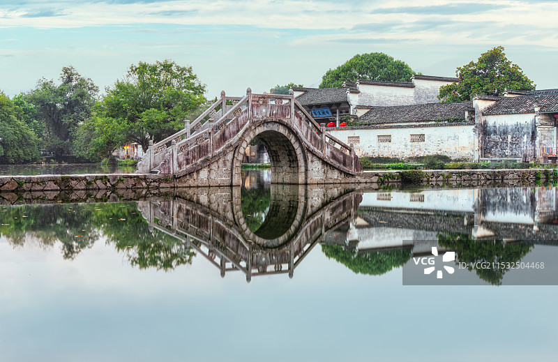 中国安徽黄山黟县宏村南湖画桥建筑风光图片素材