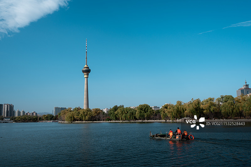 从玉渊潭公园拍摄中央电视塔图片素材