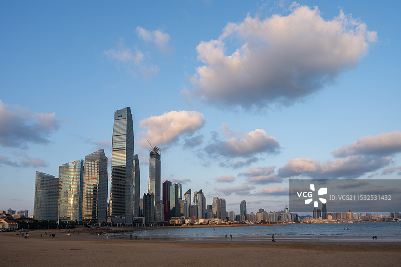 多云的天空衬托着海滩的景色图片素材