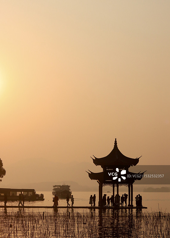 夕阳下的西湖集贤亭图片素材